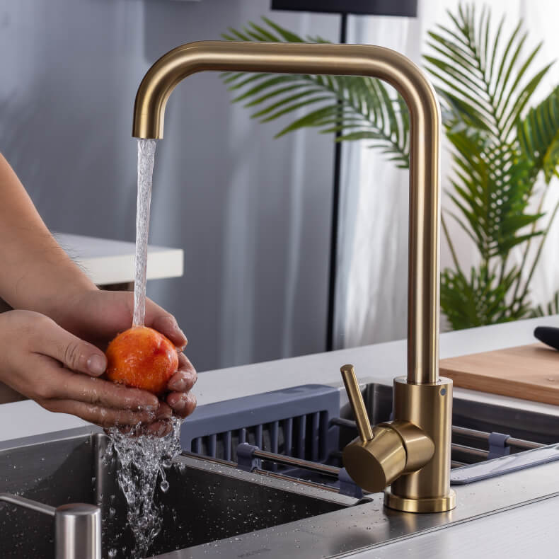 Classic Single Handle Kitchen Faucet with 360-Degree Swivel Spout