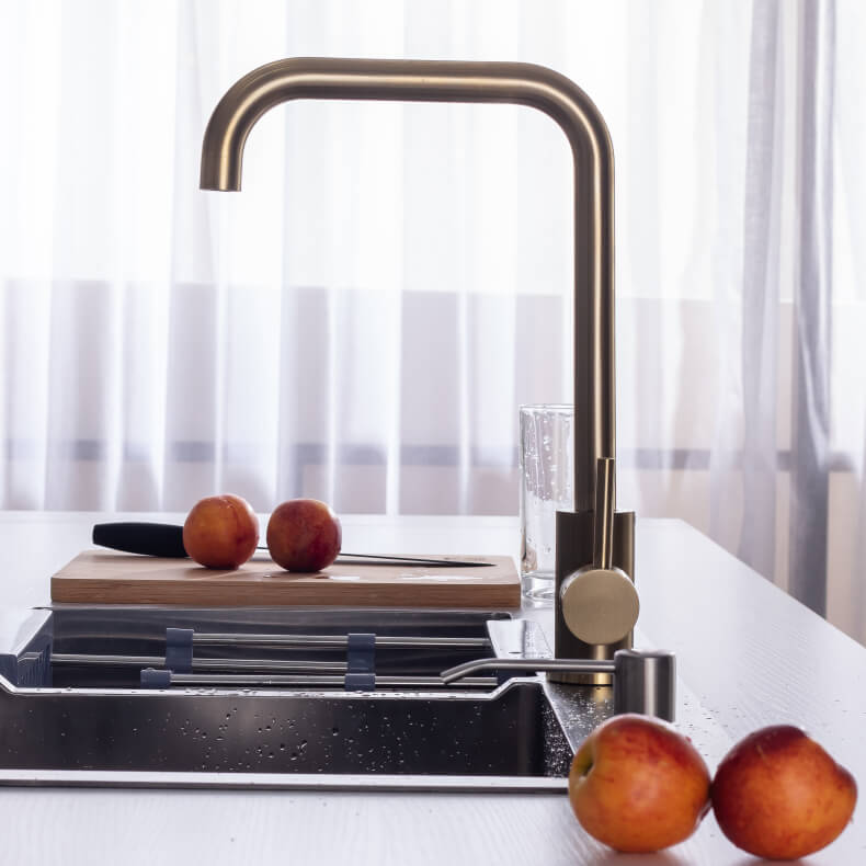 Classic Single Handle Kitchen Faucet with 360-Degree Swivel Spout